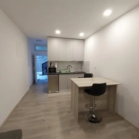 Peninsula Apartment *